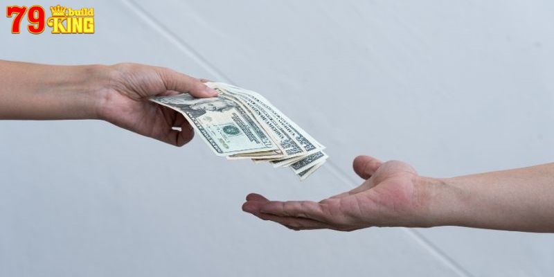 Giấc mộng được cho tiền cảnh báo về những mối quan hệ